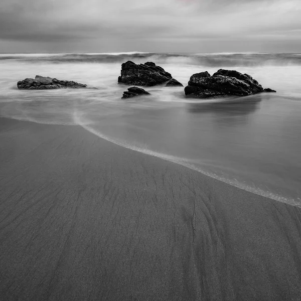 Uma Foto Tons Cinza Praia Rochosa Com Longa Exposição — Fotografia de Stock