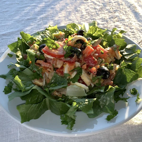 Closeup Healthy Salad White Bowl White Linen Tablecloth Golden Hour — Stock Photo, Image