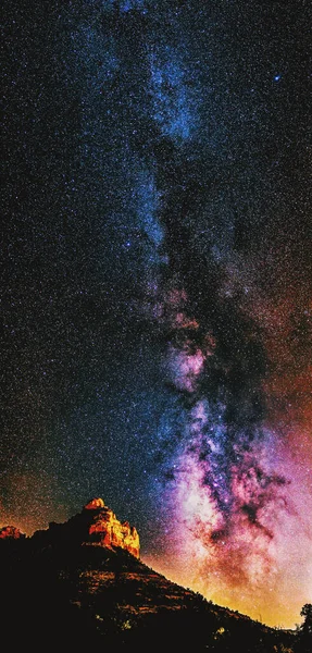 Krásný Záběr Hvězdné Noční Oblohy Mléčnou Cestou Přes Skalnatou Horu — Stock fotografie