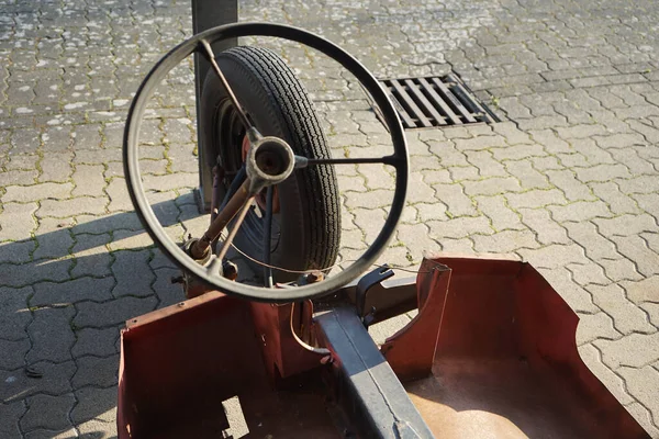 Een Stuurwiel Met Drie Spaken Van Een Zelfgemaakte Rotte Driewieler — Stockfoto