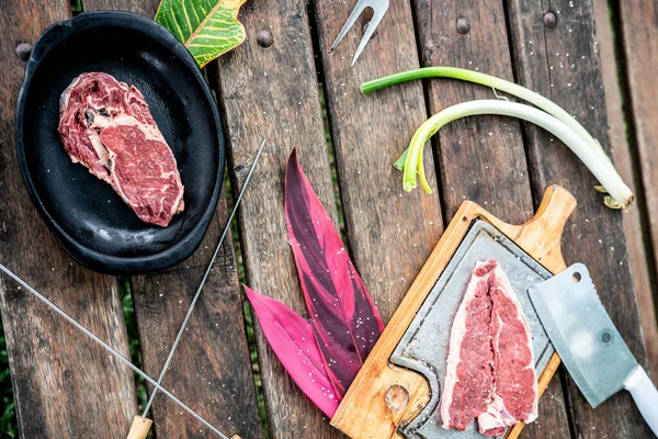 Bir Parça Çiğ Biftek Yukarıdan Gelen Baharatlar — Stok fotoğraf