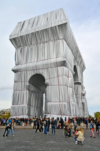 Plan Vertical Foule Près Arc Triomphe Paris Enveloppé Tissu Bleu — Photo