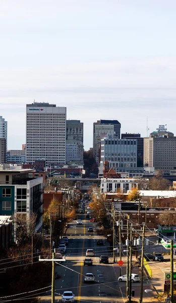 Budynki Richmond Skyline Samochodami Jadącymi Ulicą — Zdjęcie stockowe