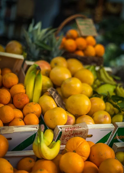 Вертикальный Снимок Рынка Вкусными Сочными Фруктами Продаже Включая Бананы Апельсины — стоковое фото