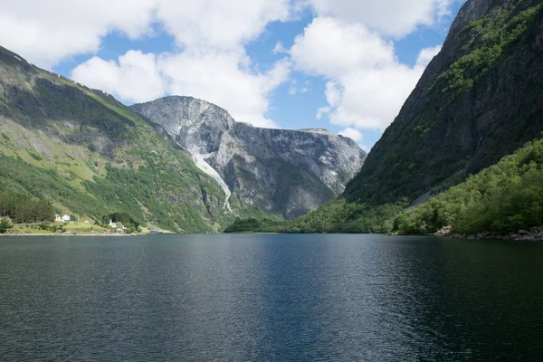 Ein Eindrucksvoller Blick Auf Einen See Umgeben Von Bergen Mit — Stockfoto