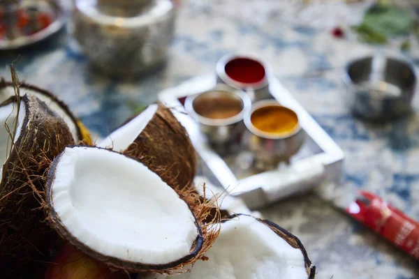 Arka planda baharat bulunan Hindistan cevizi meyvelerinin seçici odak noktası.