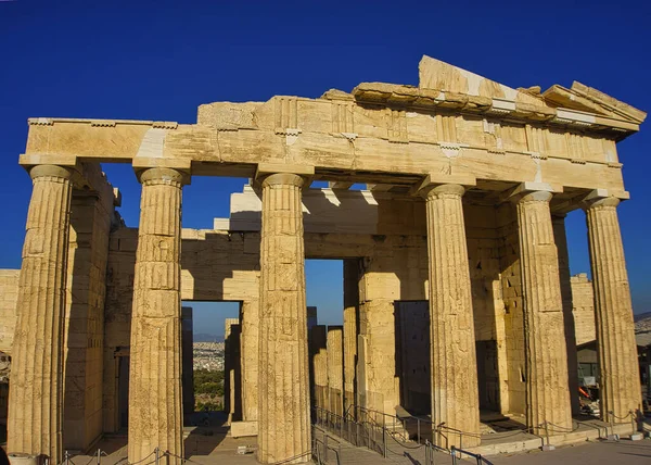 晴れた日にギリシャのアクロポリスにアテネの記念碑的なPropylaeaゲートのデザイン — ストック写真
