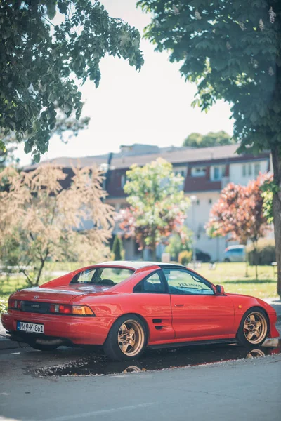 Вертикальный Снимок Красной Toyota Mr2 Припаркованной Улице — стоковое фото