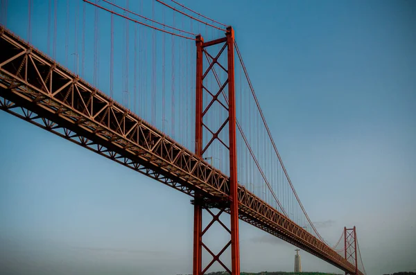 Una Toma Ángulo Bajo Del Puente Abril Lisboa Portugal —  Fotos de Stock