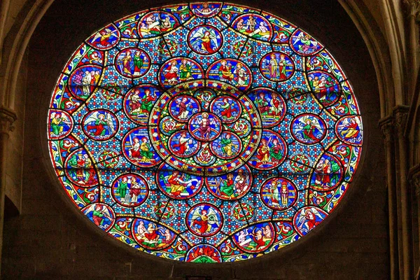 第戎圣母教堂的一个彩色玻璃窗户 — 图库照片