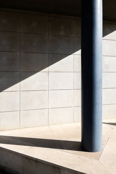Вертикальний Знімок Архітектурних Деталей Сучасної Бетонної Стіни Будівлі Стовпом — стокове фото