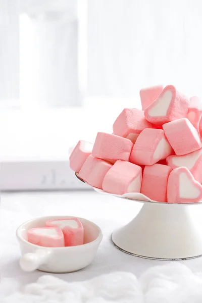 Colpo Verticale Marshmallow Rosa Sullo Sfondo Bianco — Foto Stock