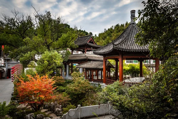 Les Pavillons Traditionnels Chinois Dans Parc Dans Wuyuan Chine Sud — Photo