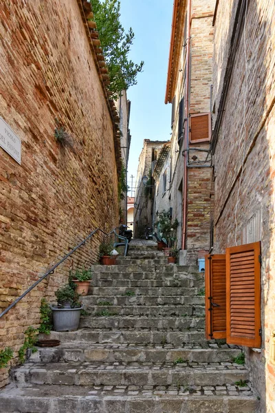 Tiro Vertical Estreito Strairs Cidade Civitanova Alta Itália — Fotografia de Stock