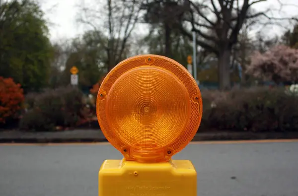 Een Close Opname Van Een Geel Signaal Lamp Weg — Stockfoto