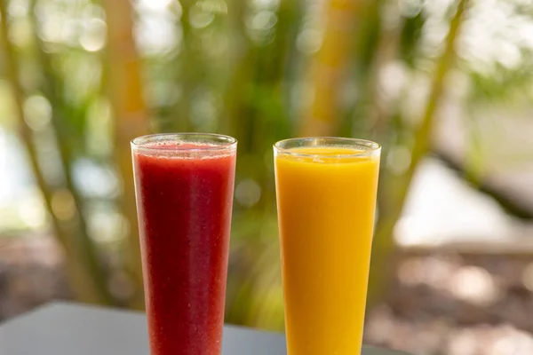 Close Shot Two Cold Smoothies Table Blurry Background Trees — Stock Photo, Image