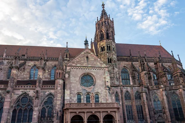 德国弗赖堡大教堂在阳光明媚的蓝天映衬下垂直拍摄的照片 — 图库照片