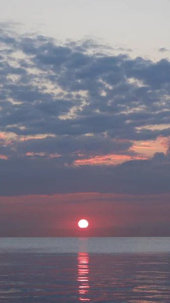 Een Verticale Opname Van Zonsondergang Met Reflecties Zee Onder Bewolkte — Stockfoto