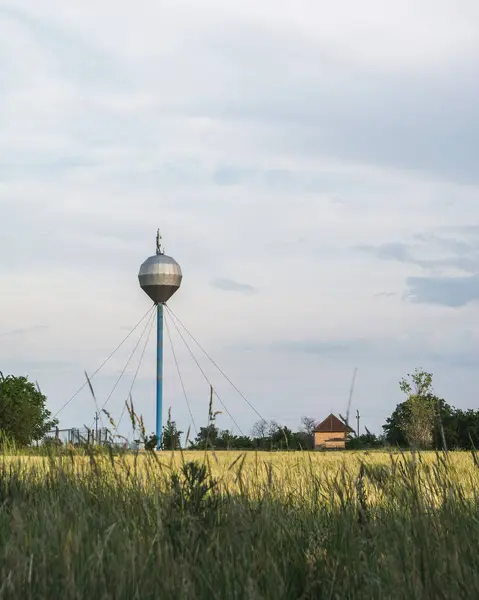 Vertical Shot Water Tower Next Small House Wooden Lodge Village — Stock Photo, Image