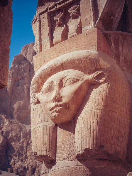 Μια Κοντινή Φωτογραφία Του Αγάλματος Της Βασίλισσας Χατσεπσούτ Στην Αίγυπτο — Φωτογραφία Αρχείου