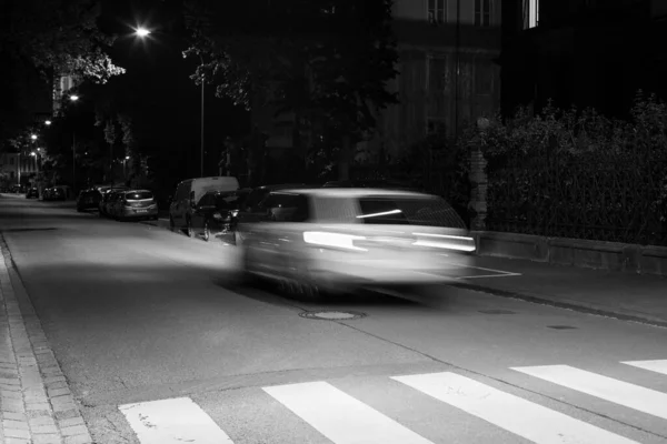 Sebuah Tembakan Hitam Dan Putih Dari Mobil Cepat Malam Hari — Stok Foto
