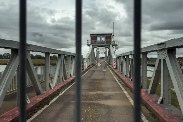 Закритий Міст Через Сітку Драматичним Небом Позаду — стокове фото