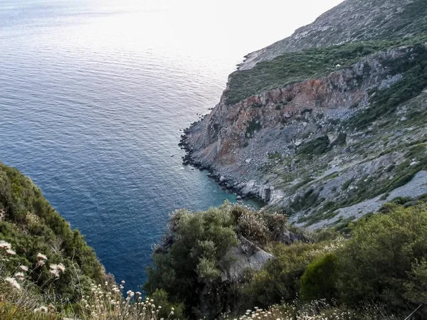 Una Toma Aérea Una Costa Rocosa Del Mar Mediterráneo —  Fotos de Stock