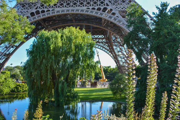 Чудова Деталь Основи Ейфелевої Вежі Париж Франція Озерною Водою Деревами — стокове фото