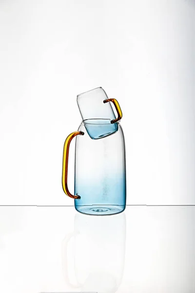Toma Vertical Vaso Azul Transparente Tazas Jugo Olla Con Fondo —  Fotos de Stock