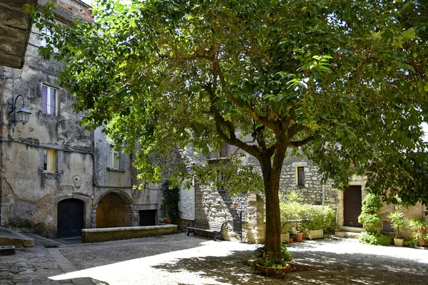 意大利拉齐奥地区Vallecorsa村的一个小广场 — 图库照片
