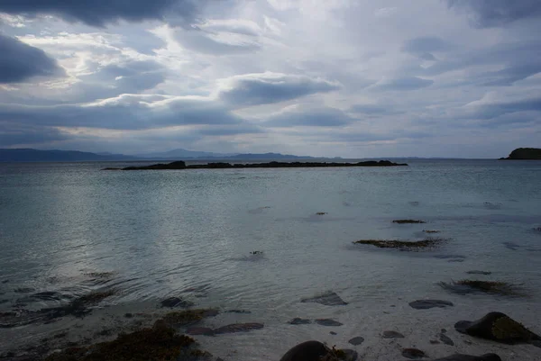 Malebný Pohled Písečné Pobřeží Horskou Krajinu Skotsku Pod Zataženou Oblohou — Stock fotografie