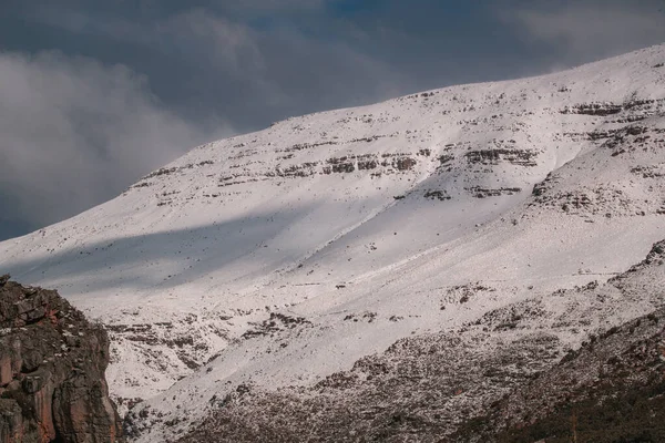 Krásná Krajina Pohled Útesy Pokryté Sněhem Proti Šedé Obloze Matroosberg — Stock fotografie