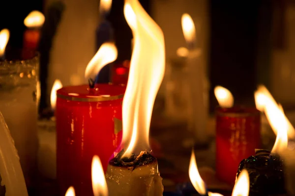 Egy Közeli Kép Nagy Tűz Lángjai Gyertyák Sötétben Homályos Háttérrel — Stock Fotó