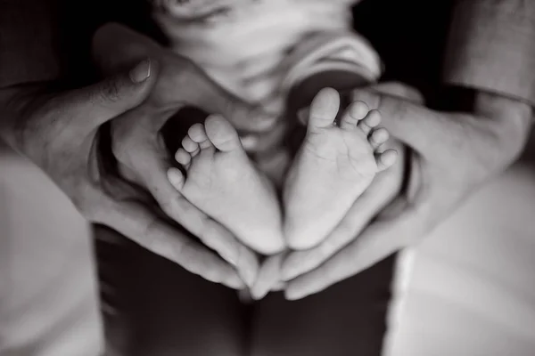 Krásný Snímek Rukou Rodiče Podobě Srdce Držícího Nohy Novorozence — Stock fotografie