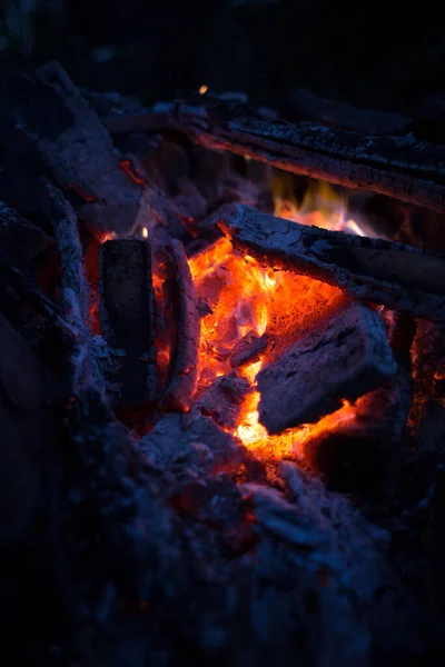 暖炉の中で石炭を燃やす垂直閉鎖ショット — ストック写真