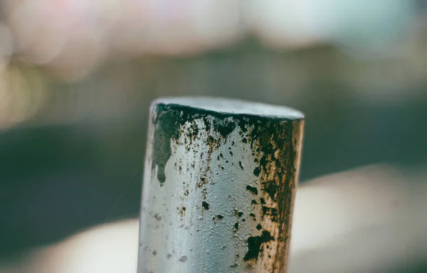 Bulanık Bir Arkaplanda Eski Kirli Desenli Demir Bir Sütuna Yakın — Stok fotoğraf