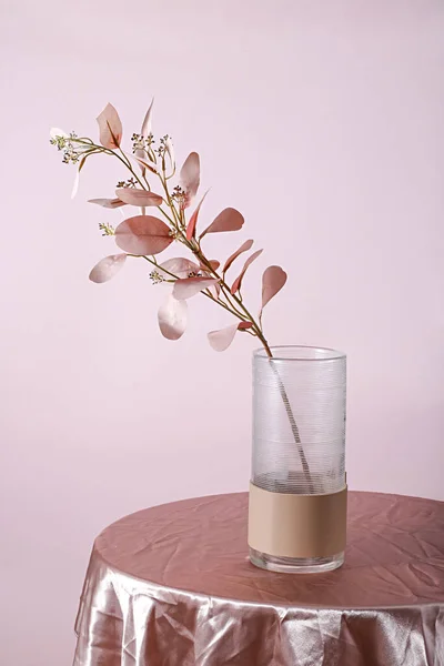 Pionowe Ujęcie Dekoracyjnych Kwiatów Wazonie Izolowanym Różowym Tle — Zdjęcie stockowe