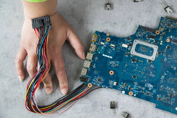 电子主板和等距处理器微晶片连接到一个人的手与线的概念数字生命 — 图库照片