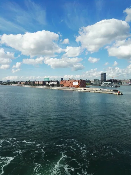 Eine Vertikale Aufnahme Eines Hafens Der Nähe Des Blauen Meeres — Stockfoto