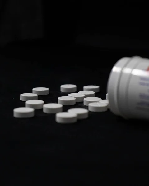 Close Uma Pilha Pílulas Médicas Com Uma Garrafa Aberta Fundo — Fotografia de Stock