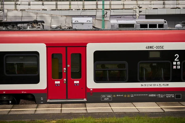 ポーランドのポズナン市内中心部の駅で待っている赤い電気列車のドア — ストック写真