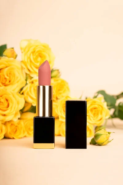 Una Foto Vertical Lápiz Labial Rosa Flores Amarillas Sobre Fondo — Foto de Stock