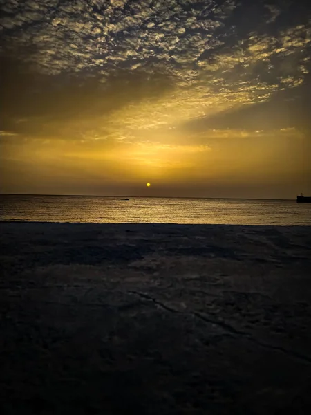 Disparo Vertical Una Puesta Sol Naranja Desde Orilla Del Mar —  Fotos de Stock