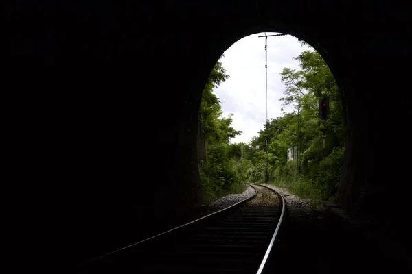 Malowniczy Widok Roślinność Końcu Ciemnego Tunelu Kolejowego — Zdjęcie stockowe