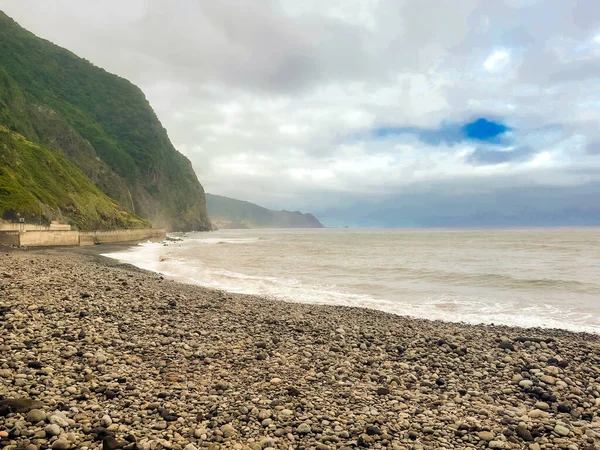 Uma Vista Natural Uma Praia Rochosa Montanha Sob Céu Nublado — Fotografia de Stock