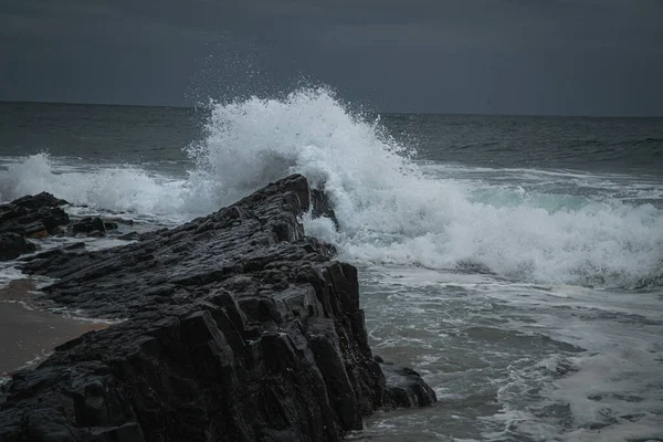 Μια Όμορφη Θέα Μιας Θαλάσσιας Καταιγίδας Παφλασμό Κύματα Και Βράχους — Φωτογραφία Αρχείου