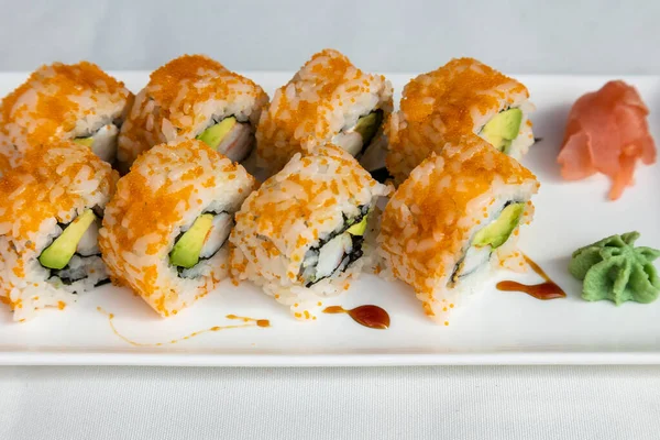Gros Plan Sushi Sur Une Assiette Blanche Sur Fond Blanc — Photo