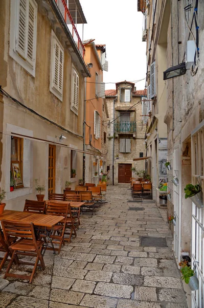 Hırvatistan Ortaçağ Kenti Split Dar Bir Ara Sokakta Bir Açık — Stok fotoğraf