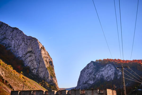 Primer Plano Las Montañas Cárpatos Contra Cielo Azul Rumania —  Fotos de Stock