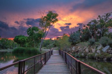 Güzel Günbatımı Renkli ve Arizona, Prescott Vadisi 'ndeki Fain Gölü' nün ahşap köprüsünde.